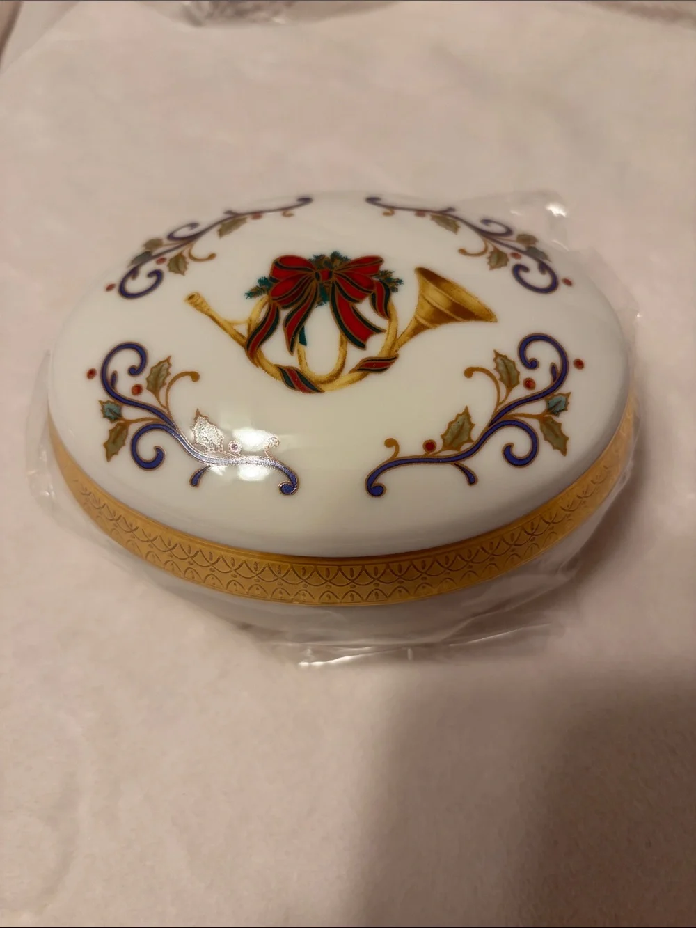 New in box Mikasa holiday elegance trinket box with gold toned trim